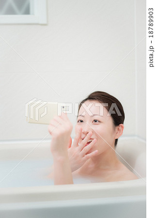 お風呂　女性　スマートフォン 18789903