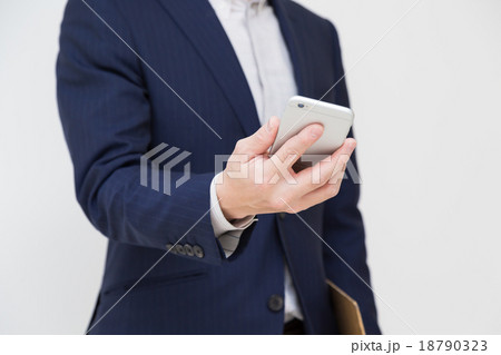 スマホを持つ男性 18790323