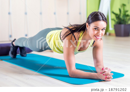 portrait fitness training athletic sporty woman portrait fitness training athletic sporty woman 18791202