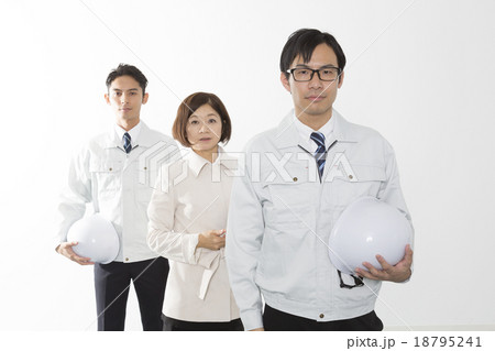 ビジネス男女3人　設定→キャリア女性40代　男性30代　男性20代　作業着　ヘルメット　カメラ目線 18795241