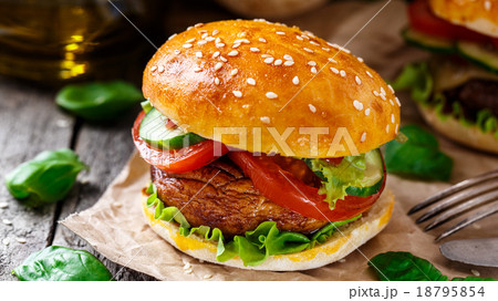 Vegetarian burger with grilled champignon Vegetarian burger with grilled champignon 18795854