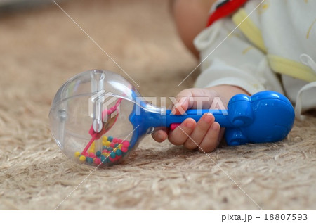 おもちゃを持った赤ちゃんの手 おもちゃを持った赤ちゃんの手 18807593