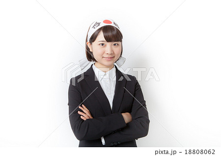必勝はちまきをするスーツの女性　カメラ目線 18808062