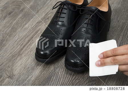 水滴を拭いている男性用の黒い革靴 水滴を拭いている男性用の黒い革靴 18808728