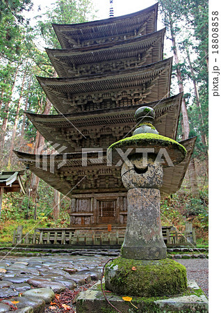 国宝羽黒山五重塔 石灯篭の写真素材 [18808858] - PIXTA