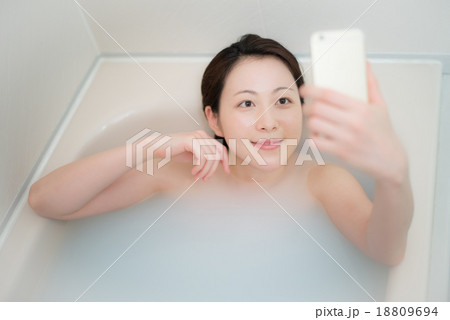 お風呂 女性 スマートフォン お風呂 女性 スマートフォン 18809694