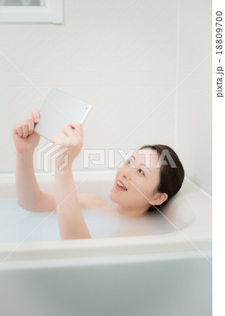 お風呂　女性　タブレット 18809700