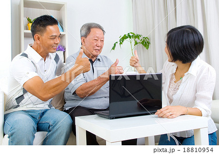 Asian family 18810954