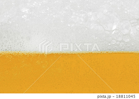 Beer with foam and bubbles 18811045