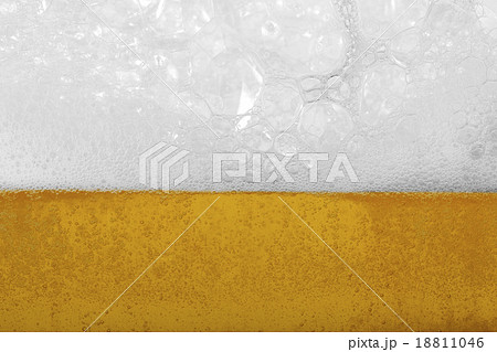 Beer with foam and bubbles Beer with foam and bubbles 18811046