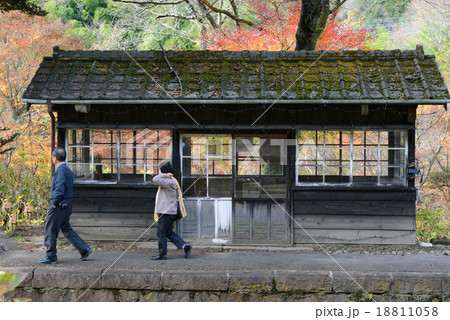 ローカル線無人駅の老夫婦 18811058