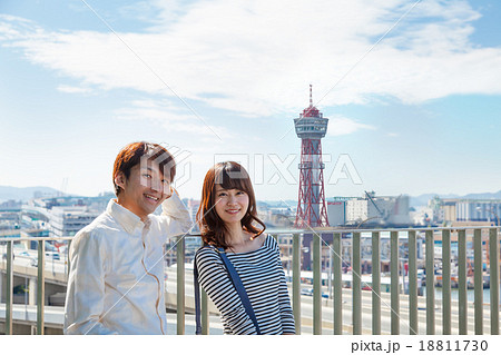 福岡博多ポートタワーと男女カップル 観光 ポーズ 福岡博多ポートタワーと男女カップル 観光 ポーズ 18811730