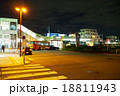 夜の駅ロータリー 18811943