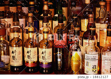 バーのボトル クローズアップ バーのボトル クローズアップ 18812127