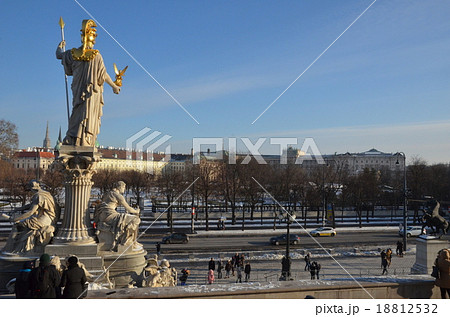 オーストリア国会議事堂前のパラス アテナ女神像とホーフブルク王宮の写真素材