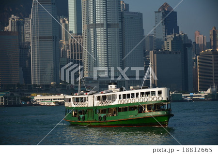 香港の高層ビルとスターフェリー 香港の高層ビルとスターフェリー 18812665