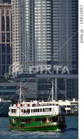 香港の高層ビルとスターフェリー 香港の高層ビルとスターフェリー 18812667