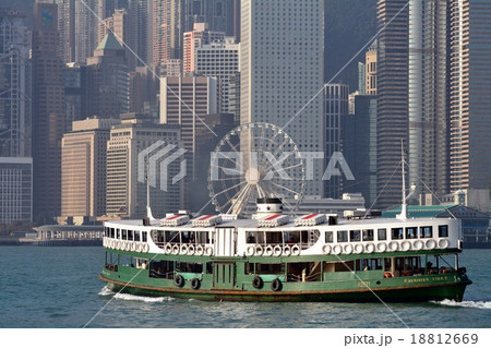 香港の高層ビルとスターフェリー 18812669