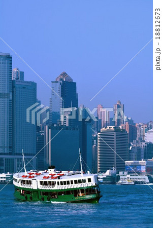 香港の高層ビルとスターフェリー 香港の高層ビルとスターフェリー 18812673