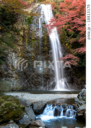 Minoh waterfall and autumn leafs in Osaka Japan 18813176