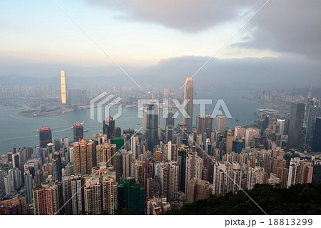 香港　ビクトリアピークから望む100万ドルの夜景 18813299