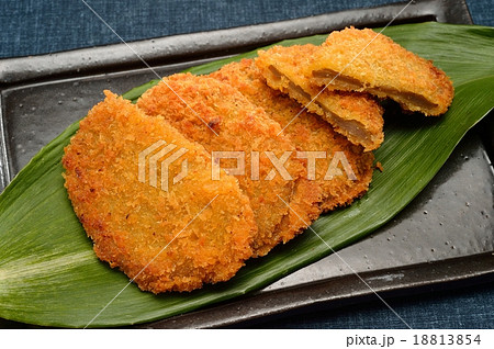 静岡県名物、黒はんぺん（イワシはんぺん）のフライ（揚げ物）。の写真素材 [18813854] - PIXTA