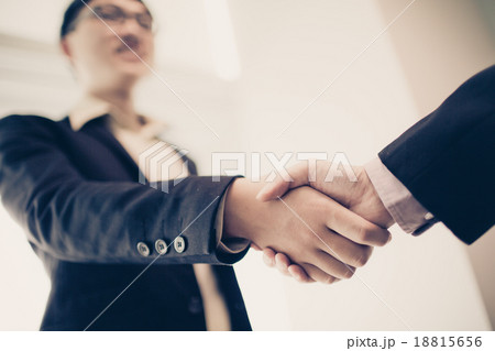 businessmen shaking hands businessmen shaking hands 18815656
