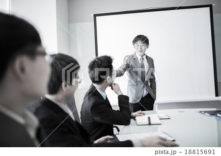 businessman giving a presentation to his colleagues 18815691