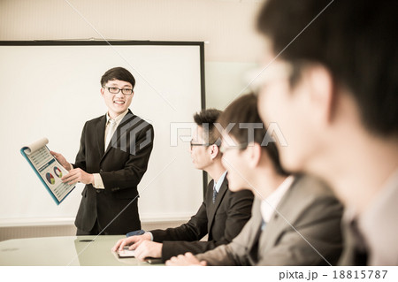 Business man making a presentation at the office 18815787