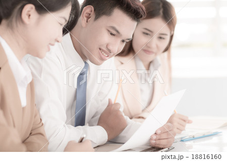 Business people discussing the charts and graphs showing the res Business people discussing the charts and graphs showing the res 18816160