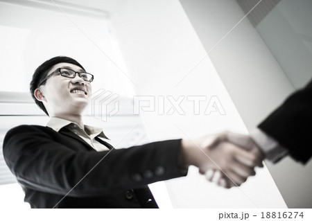 businessmen shaking hands 18816274