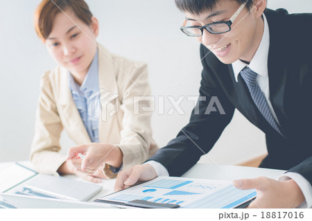 Business people discussing the charts and graphs showing the res Business people discussing the charts and graphs showing the res 18817016