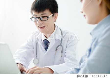 bright picture of male doctor with patient 18817017