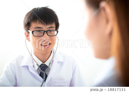 bright picture of male doctor with patient bright picture of male doctor with patient 18817131