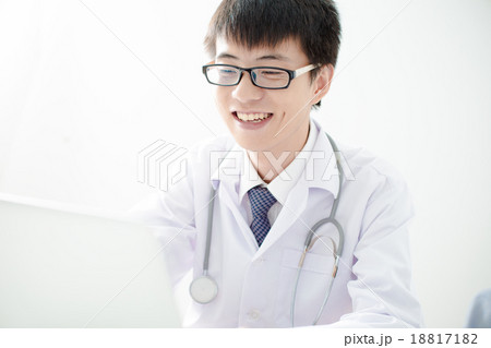 bright picture of male doctor with patient bright picture of male doctor with patient 18817182