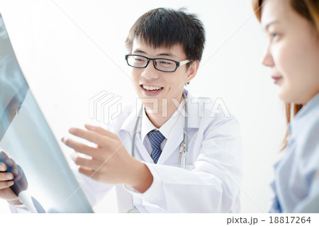 bright picture of male doctor with patient bright picture of male doctor with patient 18817264