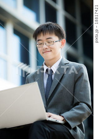 young businessman working outside 18817421