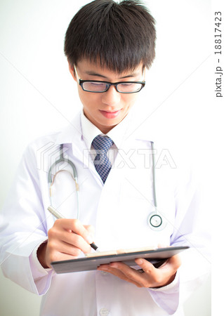 Close-up Of Male Doctor Filling The Medical Form 18817423