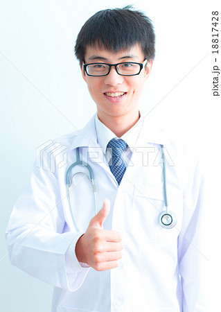 close up of male doctor hand showing thumbs up 18817428