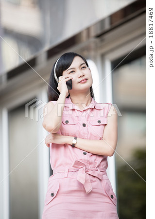 Asian businesswoman using a cellular phone 18817469