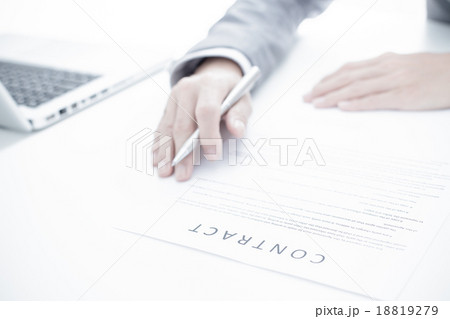 Business man signing a contract 18819279
