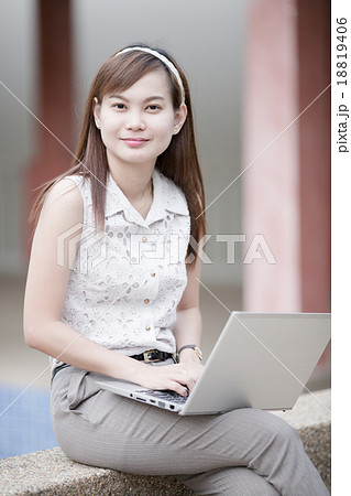 Beautiful young woman using laptop 18819406