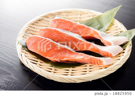 鮭の切り身 18825950