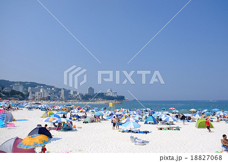 白良浜とビーチパラソル 18827068