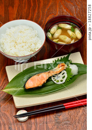 超注意 配膳位置は正しくありません 本来 焼魚は奥です 和食イメージ ご飯 お味噌汁 焼きシャケ の写真素材 18827258 Pixta