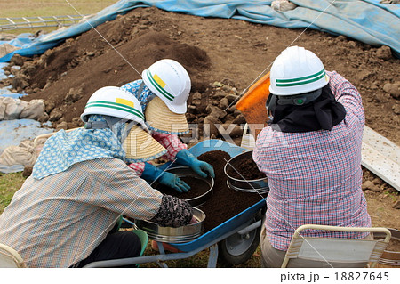 縄文土器の発掘作業 縄文土器の発掘作業 18827645