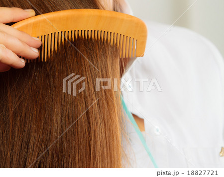 Closeup hair and hand with comb 18827721