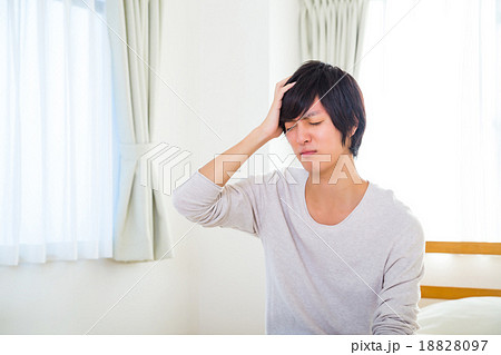 頭痛 二日酔い 疲れ 疲労 うんざり 体調不良 10代か20代の若い男性 ポートレート 部屋着 頭痛 二日酔い 疲れ 疲労 うんざり 体調不良 10代か20代の若い男性 ポートレート 部屋着 18828097