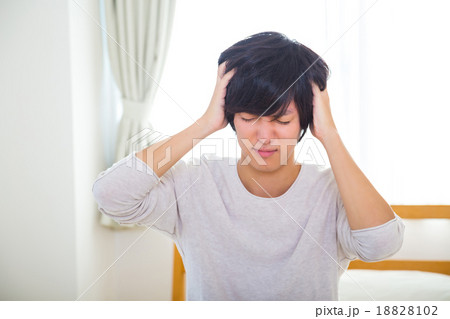 頭痛 二日酔い 疲れ 疲労 うんざり 体調不良 10代か20代の若い男性 ポートレート 部屋着 頭痛 二日酔い 疲れ 疲労 うんざり 体調不良 10代か20代の若い男性 ポートレート 部屋着 18828102