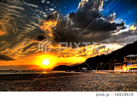 燃える太陽と凍てつく空！新舞子海岸の夕日（兵庫） 18828626